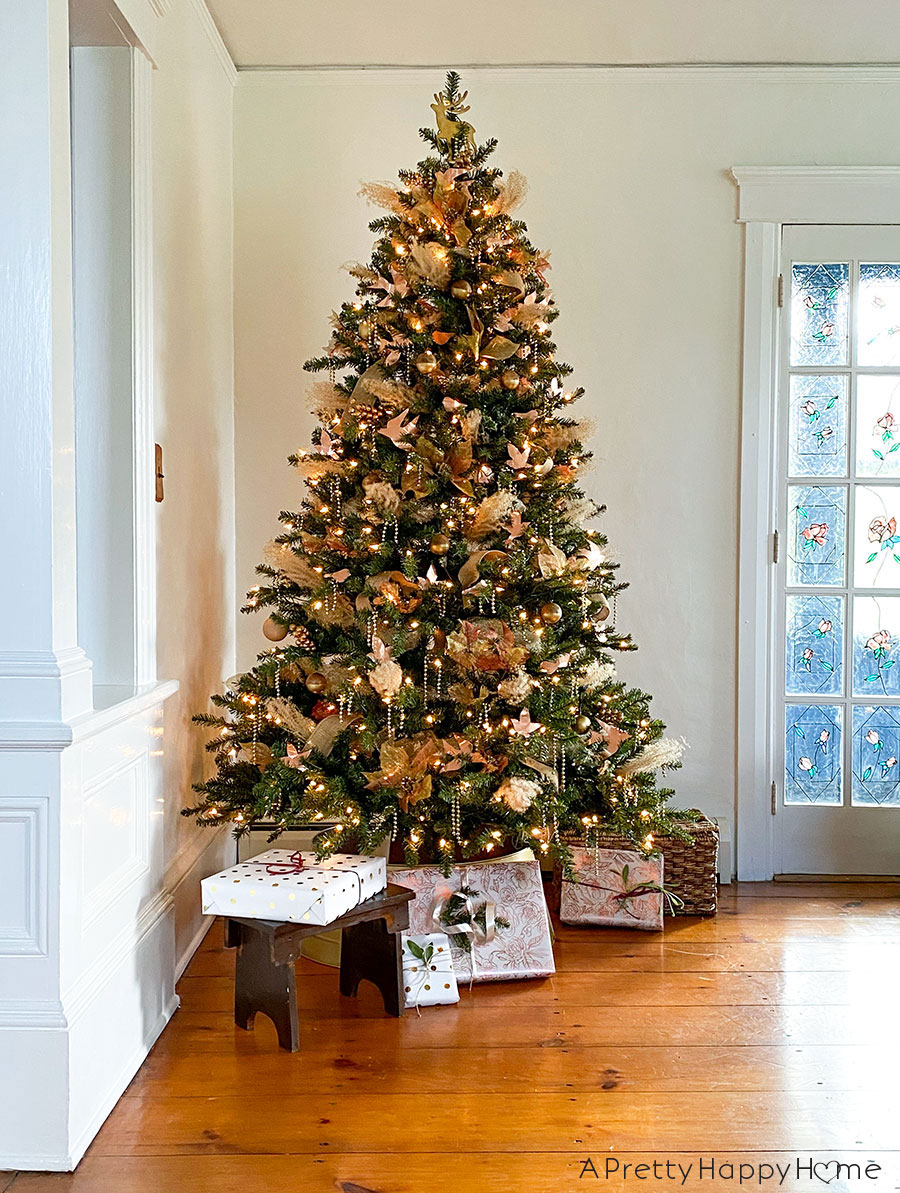 8 Inexpensive Christmas Tree Decorating Ideas