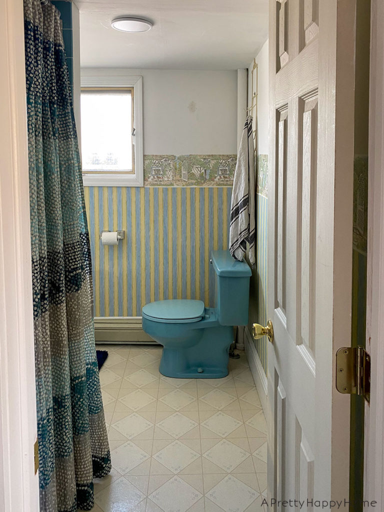 colonial farmhouse upstairs bathroom before